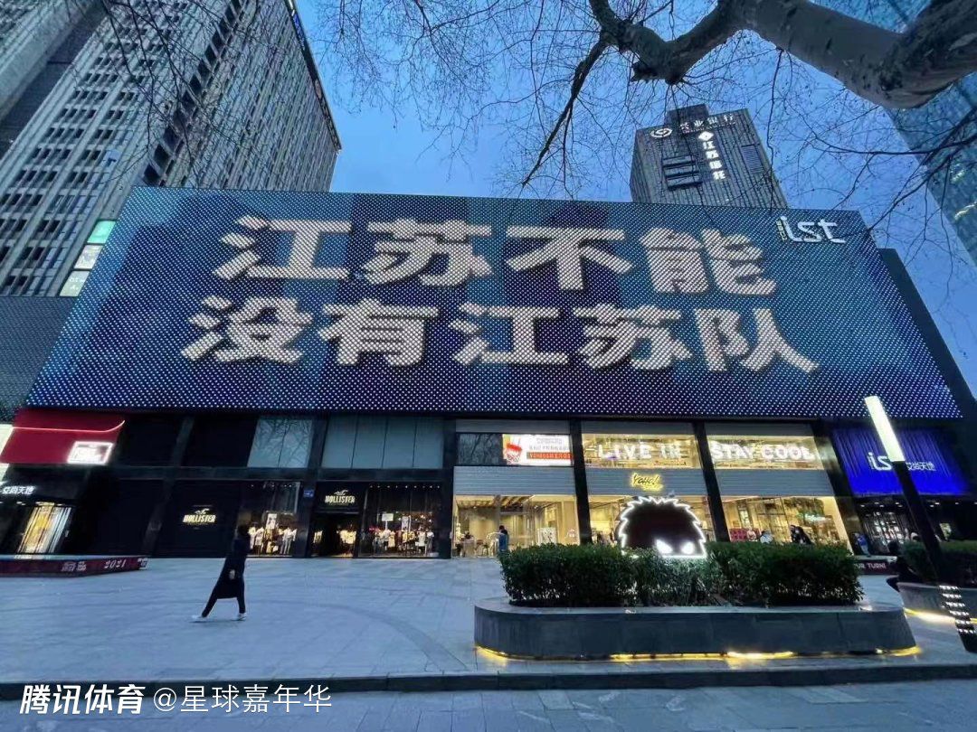 目前，巴萨阵中只有罗梅乌一名纯正的防守中场，但球员已失去了哈维对他的信任。